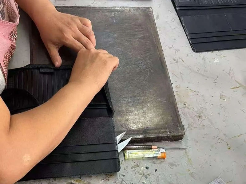 Apakah pemeriksaan kualiti yang dijalankan oleh Godere sebelum penghantaran dompet? Apakah pemeriksaan kualiti yang dijalankan oleh Godere sebelum penghantaran dompet?
